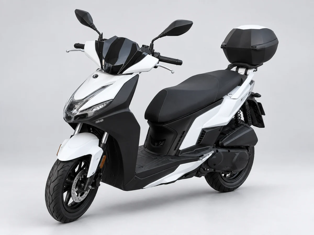 Moto scooter Kymco 125 blanca y negra con baúl de alquiler en Murcia